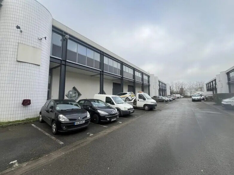 Industriel/Logistique dans Élancourt à louer - Photo de l’immeuble – Image 1 sur 24