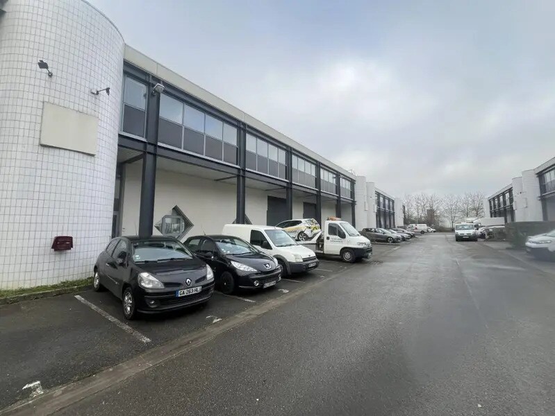 Industriel/Logistique dans Élancourt à louer Photo de l’immeuble– Image 1 sur 25