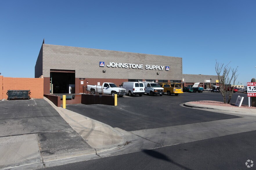 671 Middlegate Rd, Henderson, NV à louer - Photo de l’immeuble – Image 3 sur 8