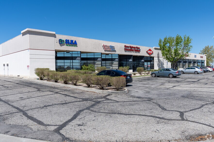 190 Sierra Ct, Palmdale, CA à louer - Photo de l’immeuble – Image 3 sur 3