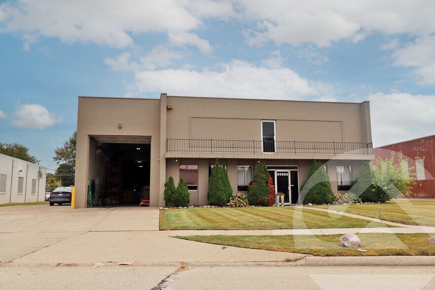 24392 Gibson Dr, Warren, MI à louer - Photo principale – Image 1 sur 1