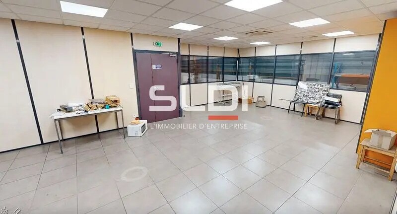 Local d’activités dans Vénissieux à louer - Photo de l’immeuble – Image 3 sur 7