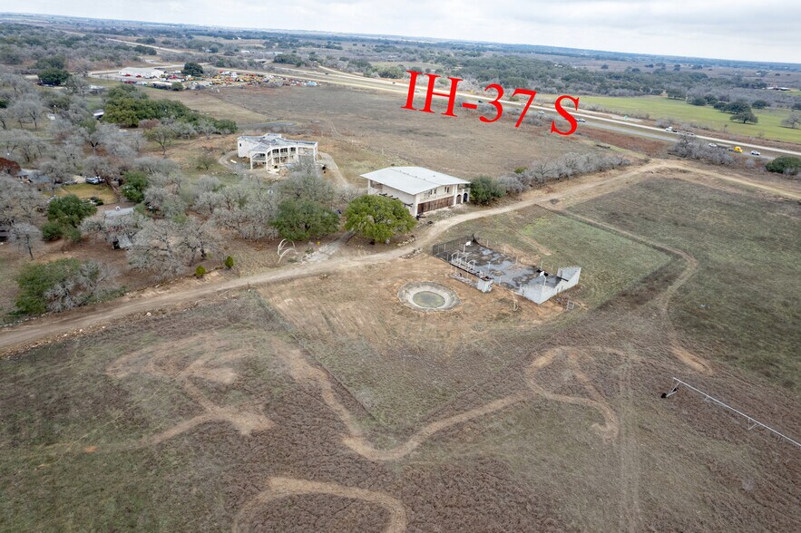350 Ridgeview Dr, Pleasanton, TX à vendre - Photo de l’immeuble – Image 3 sur 15