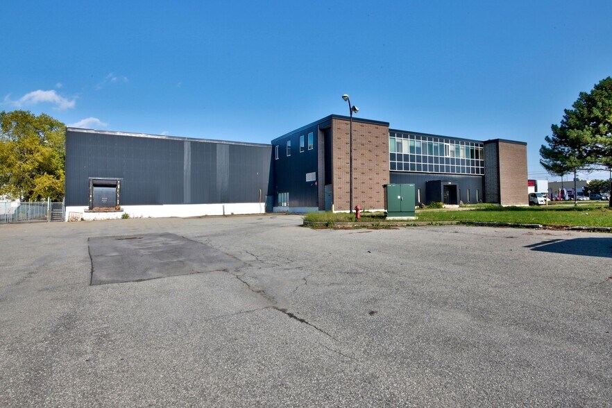 247-255 Montee De Liesse, Montréal, QC à louer - Photo de l’immeuble – Image 2 sur 14