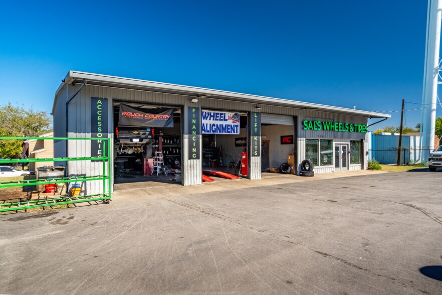 1004 W Main St, Crowley, TX à vendre - Photo de l’immeuble – Image 1 sur 22