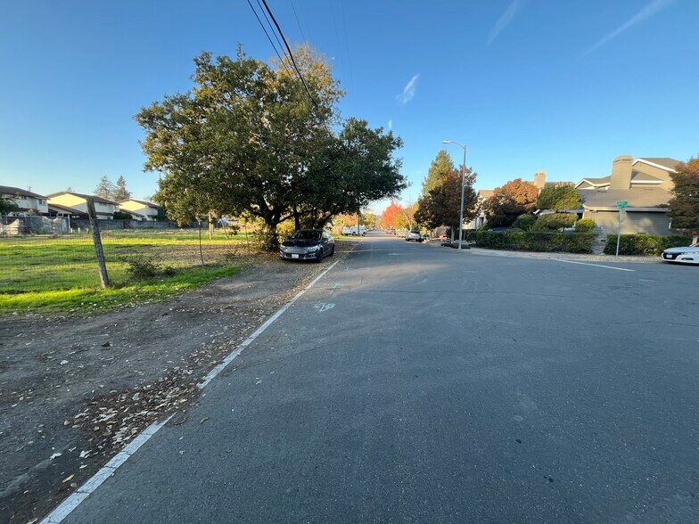 1055 Wright St, Santa Rosa, CA à vendre - Photo de l’immeuble – Image 2 sur 18