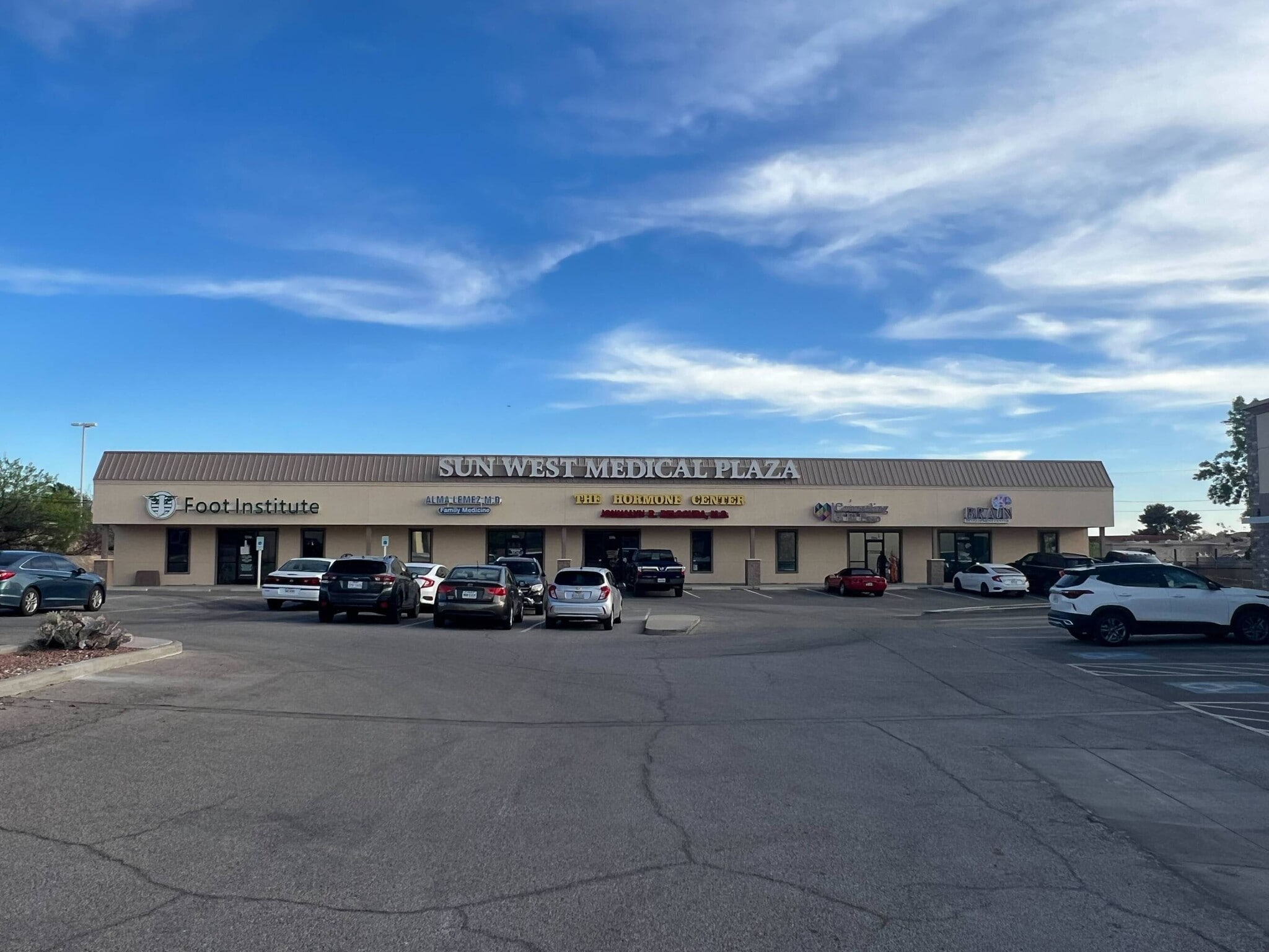 6955 N Mesa St, El Paso, TX à louer Photo de l’immeuble– Image 1 sur 3
