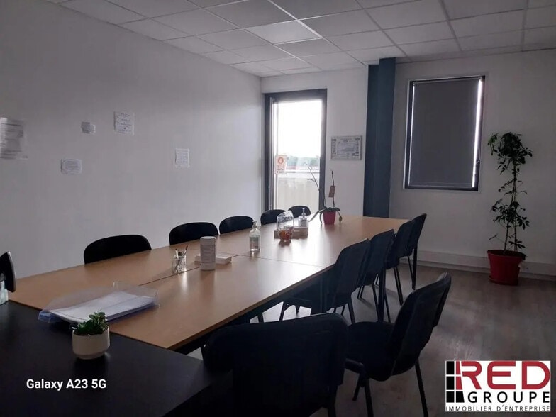 Bureau dans Pertuis à louer - Photo de l’immeuble – Image 1 sur 9