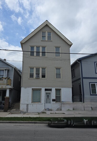 1817 N Humboldt Ave, Milwaukee, WI à vendre - Photo de l’immeuble – Image 2 sur 2