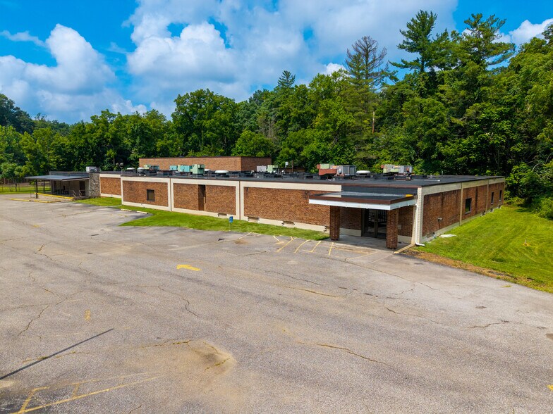 700 Channel Ln, Marietta, OH à vendre - Photo de l’immeuble – Image 2 sur 16