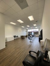 203-227 Middlebelt Rd, Garden City, MI à louer Photo intérieure– Image 2 sur 3