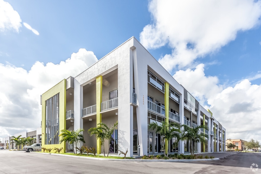 18900 SW 106th Ave, Miami, FL à louer - Photo de l’immeuble – Image 2 sur 13