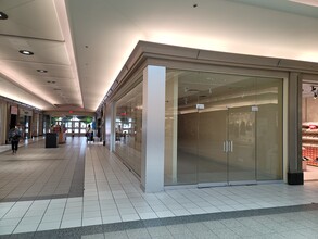 5800 Boul Cavendish, Cote-St-Luc, QC à louer Hall d’entrée– Image 2 sur 8