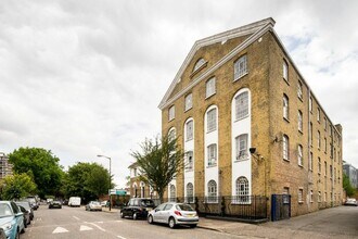 99-103 Lomond Grove, Londres à louer Photo de l’immeuble– Image 1 sur 5