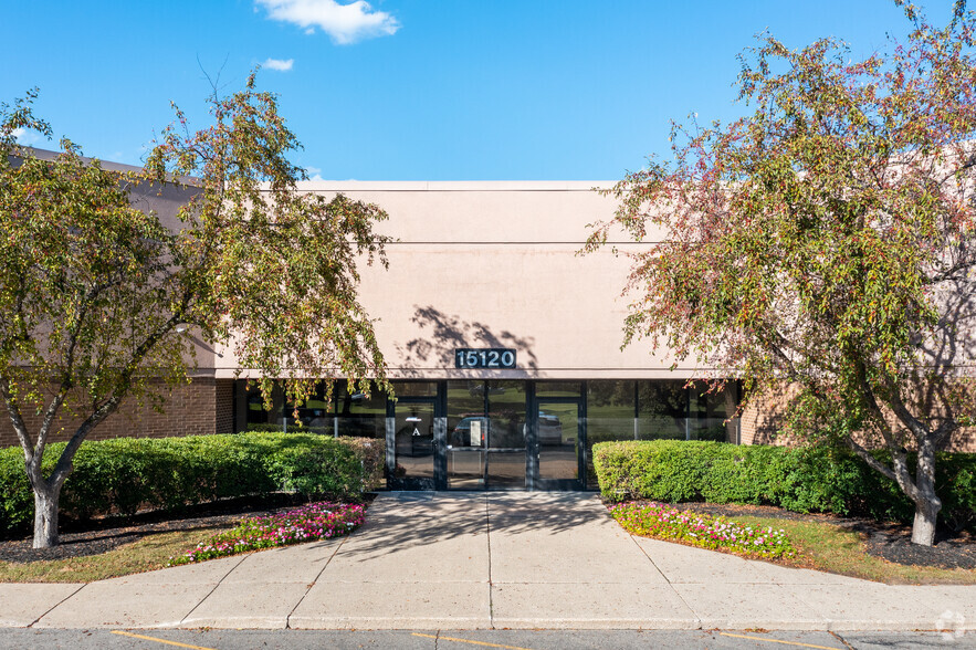 15120 N Commerce Dr N, Dearborn, MI à louer - Photo de l’immeuble – Image 2 sur 6