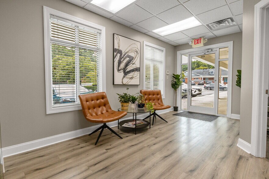 8037 Corporate Center Dr, Charlotte, NC à vendre - Photo de l’immeuble – Image 3 sur 20