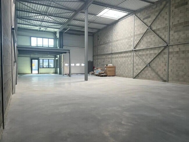 Plus de détails pour Local d'activités à louer