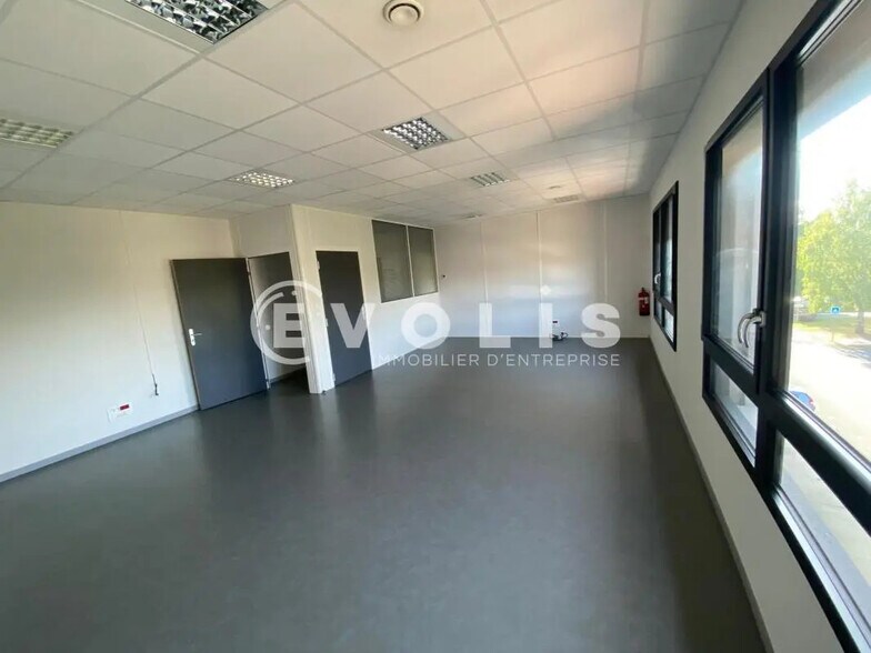 Bureau dans Dury à louer - Photo de l’immeuble – Image 1 sur 4