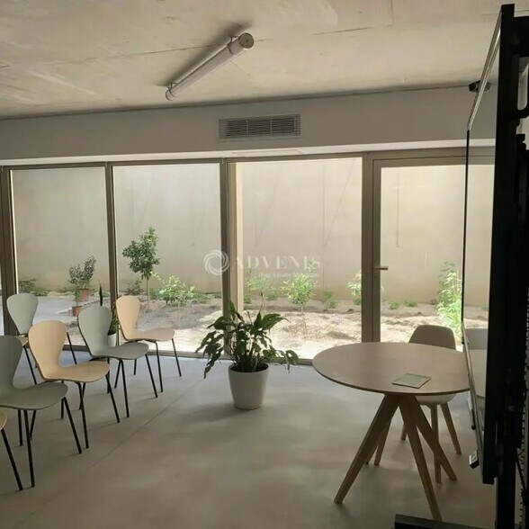 Bureau dans à louer - Photo de l’immeuble – Image 1 sur 9