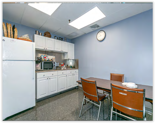 675 Main St, Westbury, NY à louer - Photo de l’immeuble – Image 3 sur 5