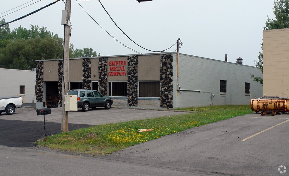 6800 Newbrook Ave, East Syracuse, NY à vendre - Photo de l’immeuble – Image 2 sur 8