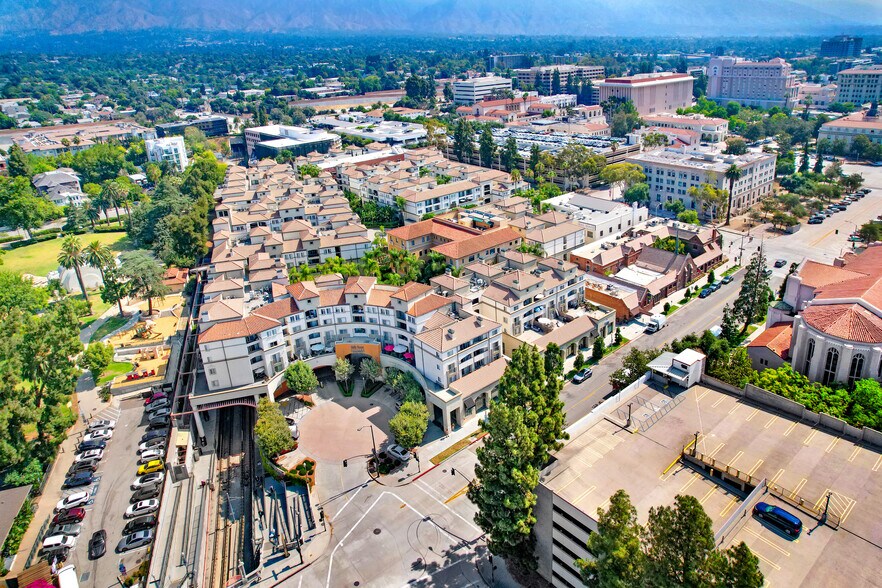 151 E Holly St, Pasadena, CA à louer - Photo de l’immeuble – Image 2 sur 7
