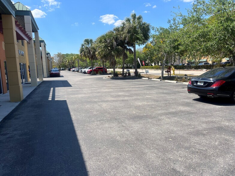 1040 Collier Center Way, Naples, FL à louer - Photo de l’immeuble – Image 2 sur 3