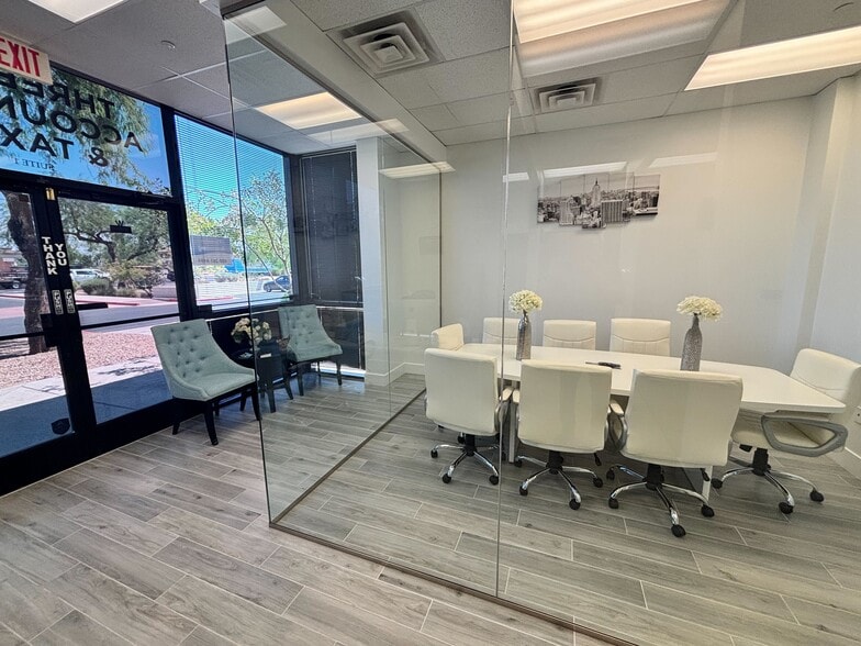 4035 W Chandler Blvd, Chandler, AZ à louer - Photo de l’immeuble – Image 3 sur 8