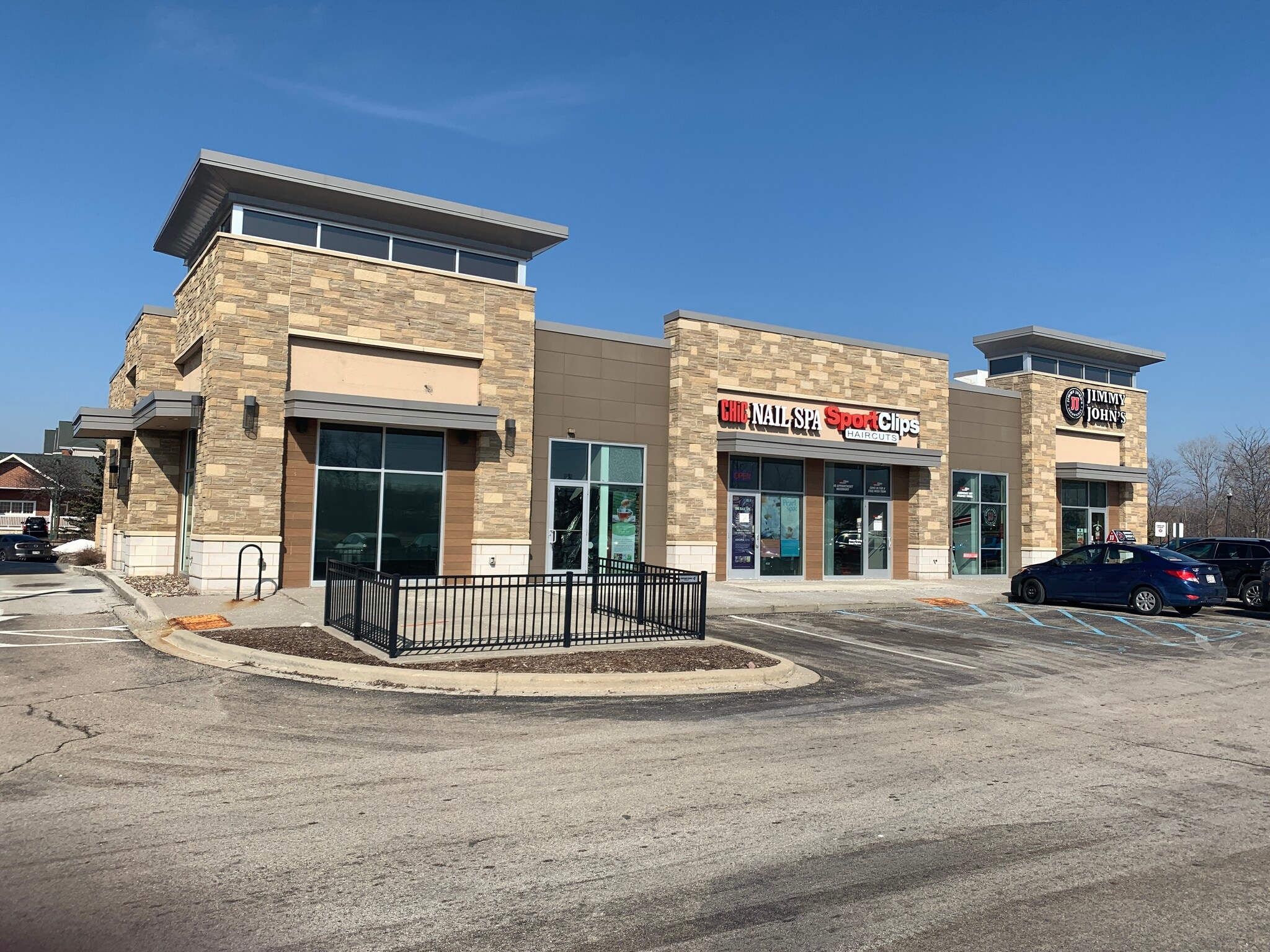 15500 W Greenfield Ave, Brookfield, WI à louer Photo de l’immeuble– Image 1 sur 2