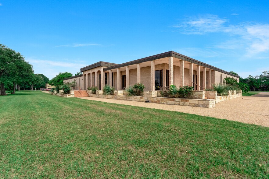 4604 Ben White Blvd E, Austin, TX à louer - Photo de l’immeuble – Image 1 sur 1