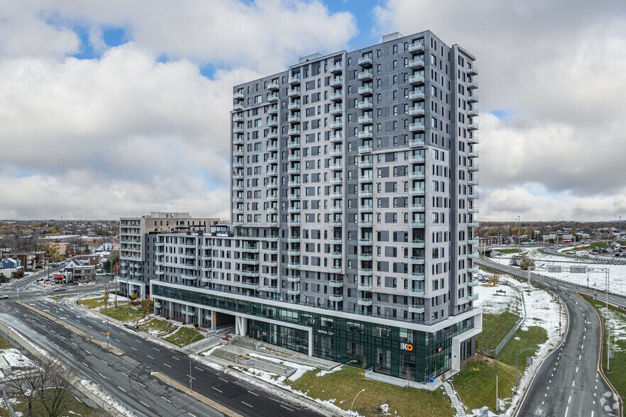 300 Pl Charles-Le Moyne, Longueuil, QC à louer - Photo de l’immeuble – Image 2 sur 27