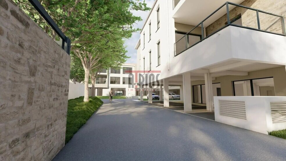 Local d'activités dans Sanary-sur-Mer à vendre - Photo de l’immeuble – Image 3 sur 15