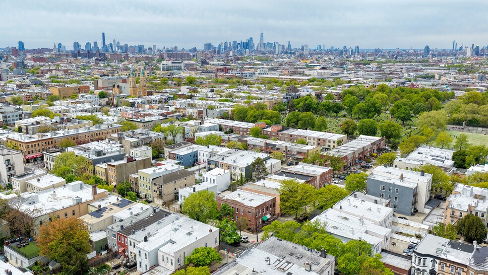 470 Fairview Ave, Ridgewood, NY à vendre - Photo de l’immeuble – Image 2 sur 16