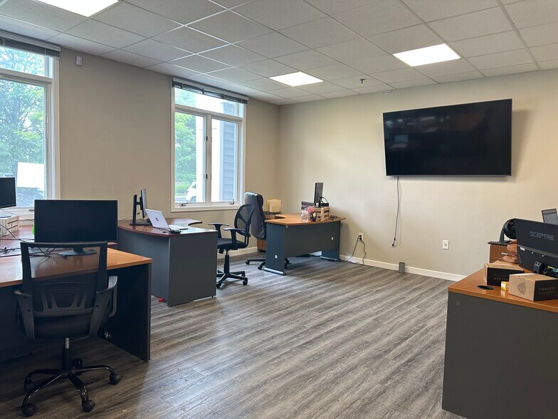 304 Corporate Dr E, Langhorne, PA à vendre - Photo de l’immeuble – Image 3 sur 7