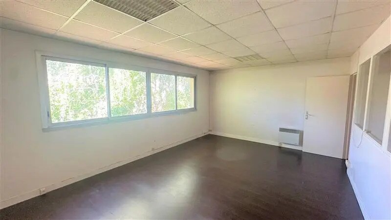Bureau dans Neuilly-Plaisance à louer - Photo de l’immeuble – Image 3 sur 6