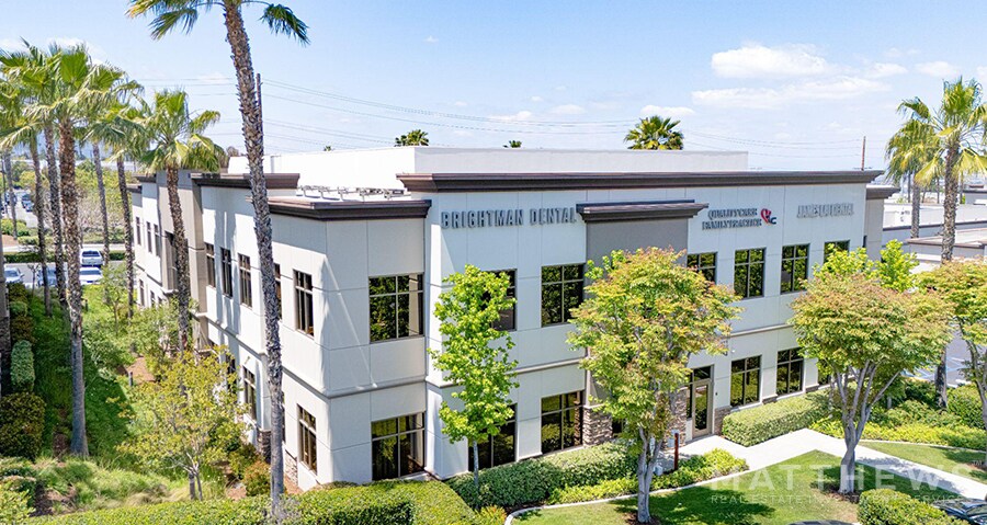 2083 Compton Ave, Corona, CA à louer - Photo principale – Image 1 sur 13