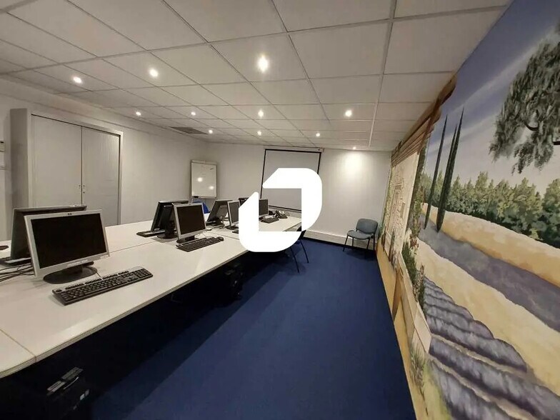 Bureau dans Nîmes à vendre - Photo de l’immeuble – Image 3 sur 18