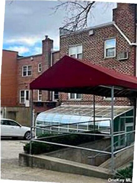 8501 67th Ave, Rego Park, NY à vendre - Photo de l’immeuble – Image 3 sur 10
