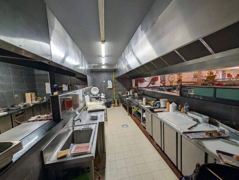 Local commercial dans Pontoise à louer - Photo de l’immeuble – Image 3 sur 8