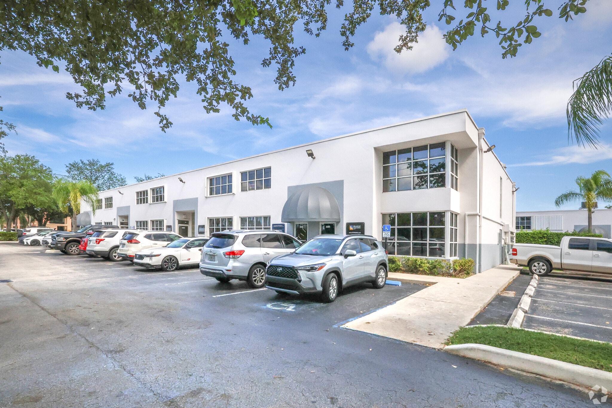 13350-13380 SW 128th St, Miami, FL à louer Photo principale– Image 1 sur 4