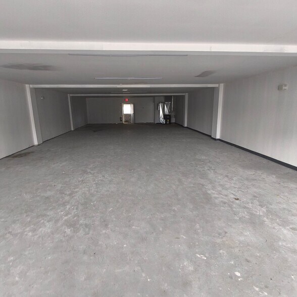 429 NJ-36 Hwy, Port Monmouth, NJ à louer - Photo intérieure – Image 3 sur 3