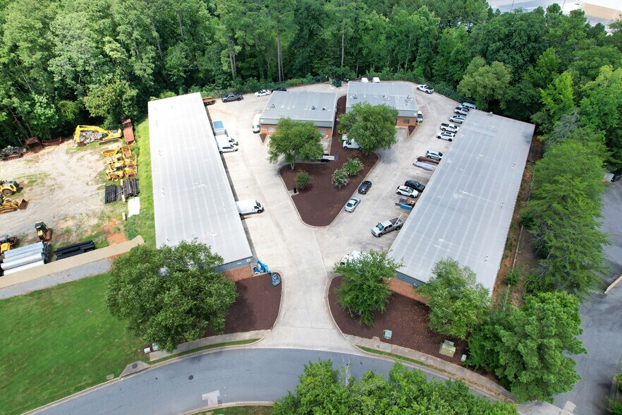 5055 Old Ellis Pt, Roswell, GA à louer - Photo de l’immeuble – Image 1 sur 11