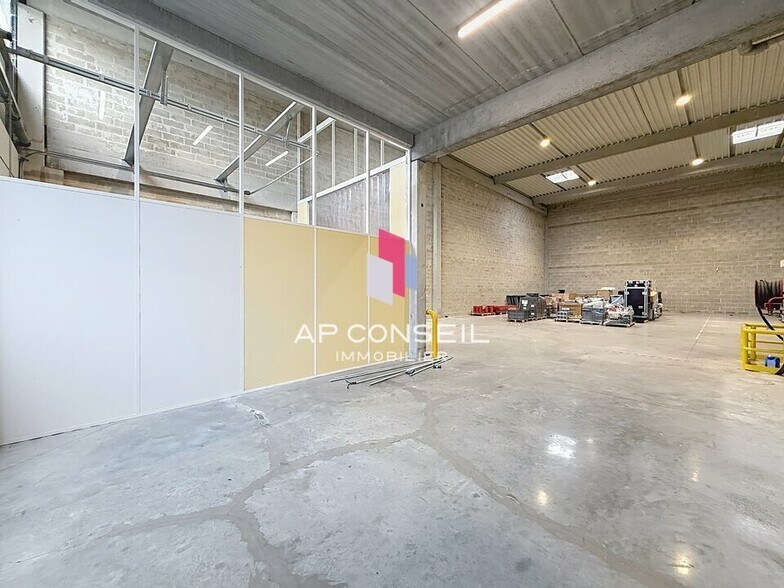 Local d’activités dans Élancourt à louer - Photo de l’immeuble – Image 2 sur 7
