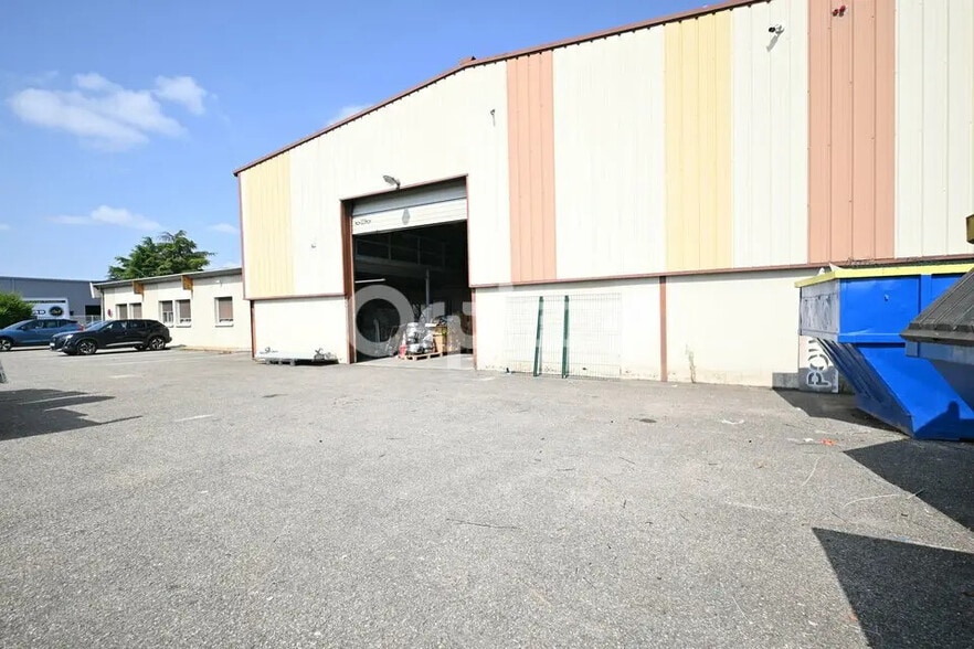 Local d'activités dans Chassieu à vendre - Photo de l’immeuble – Image 1 sur 12