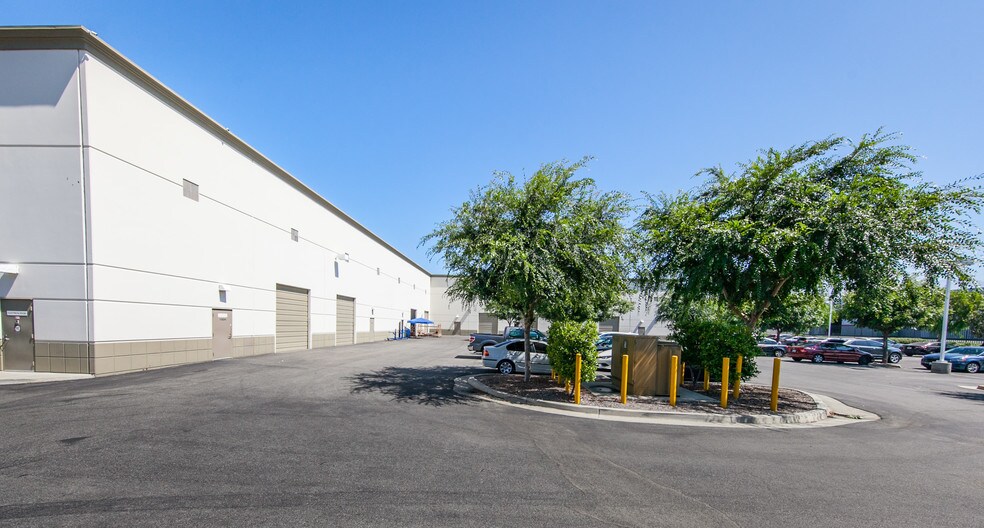 190 E Arrow Hwy, San Dimas, CA à louer - Photo de l’immeuble – Image 3 sur 13