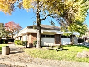 1130 Conroy Ln, Roseville, CA à louer Photo de l’immeuble– Image 1 sur 7