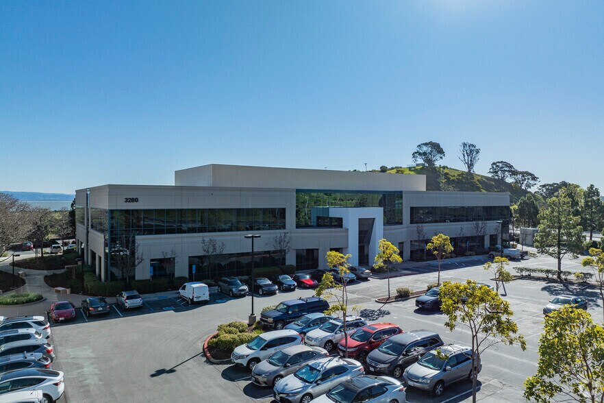 3280 Bayshore Blvd, Brisbane, CA à louer - Photo de l’immeuble – Image 2 sur 8