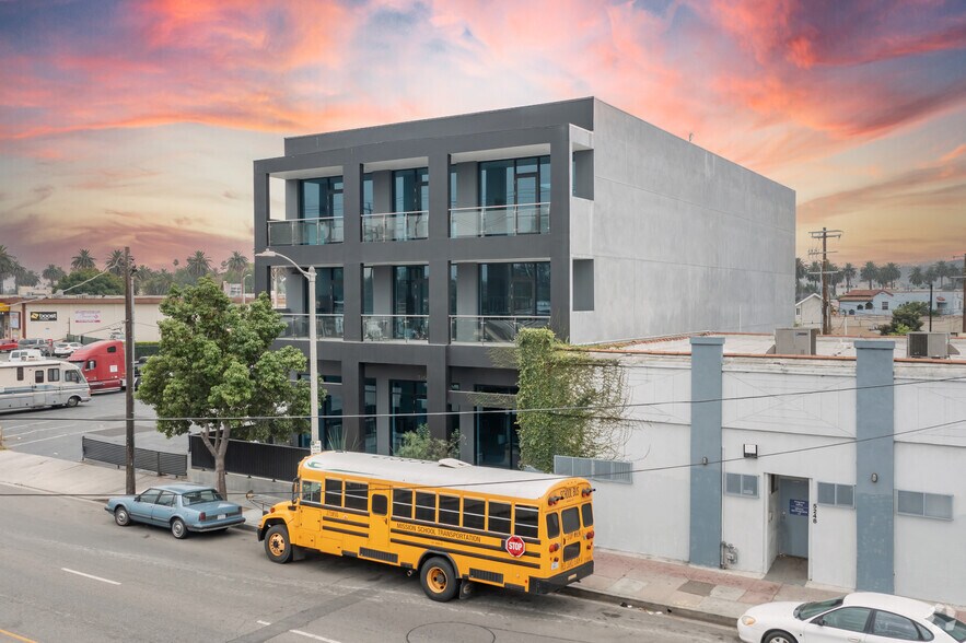 5242 W Adams Blvd, Los Angeles, CA à louer - Photo de l’immeuble – Image 2 sur 4