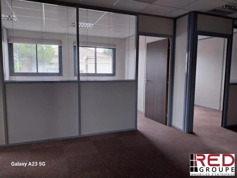 Bureau dans Éguilles à louer - Photo de l’immeuble – Image 3 sur 10