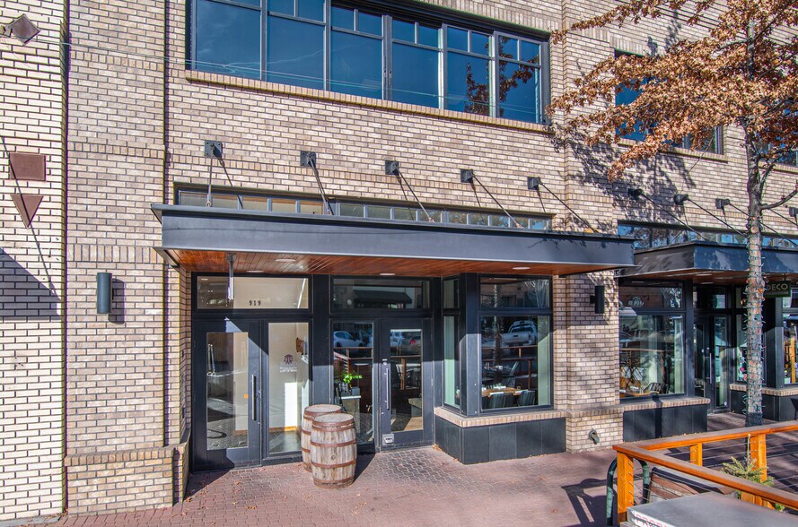919 NW Bond St, Bend, OR à vendre - Photo de l’immeuble – Image 2 sur 6